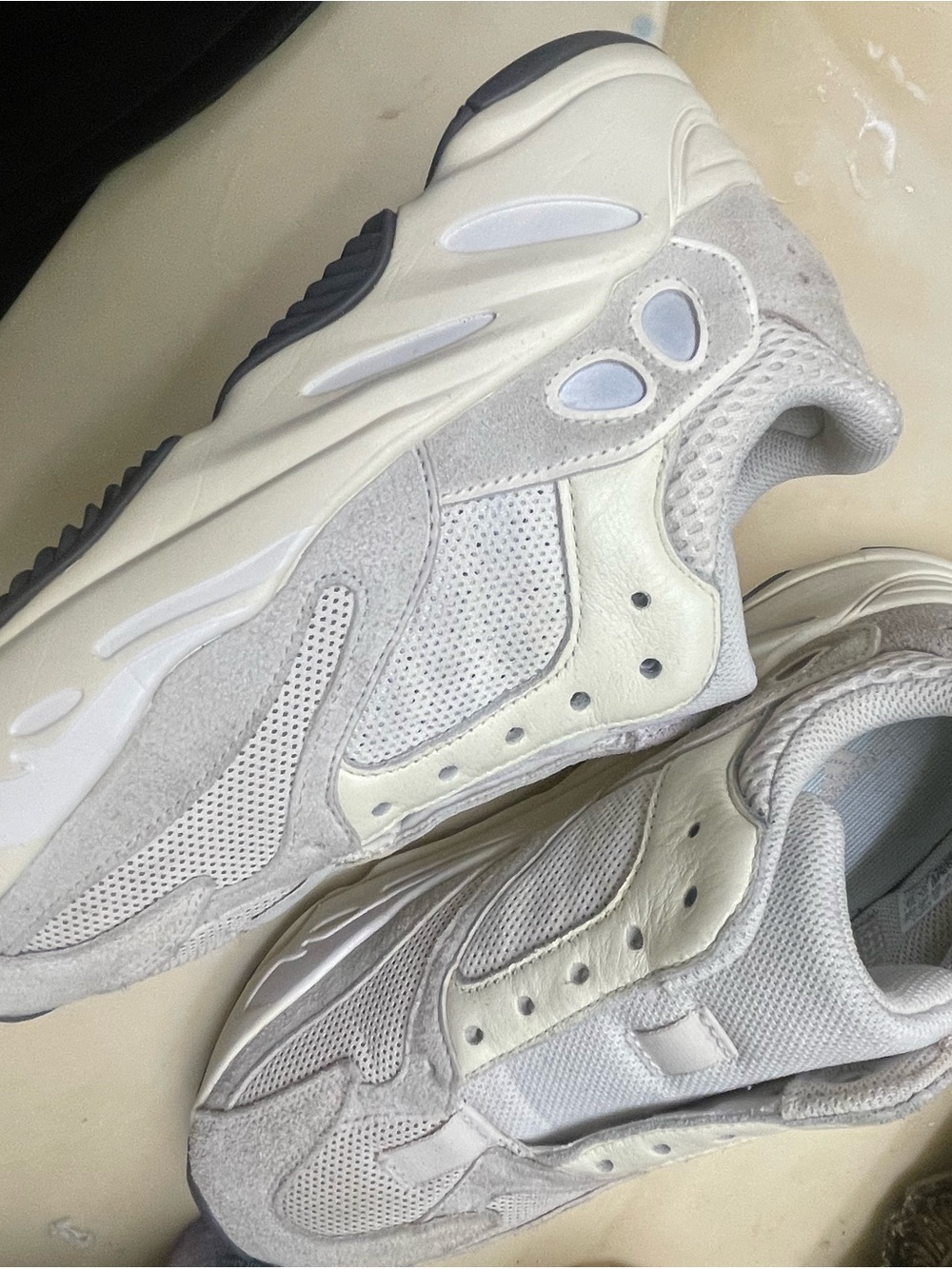 adidas Yeezy 700 analog